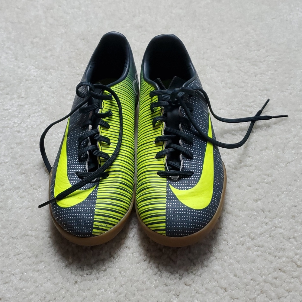 USED NIKE CR7 MERCURIAL CLEATS KIDS SIZE 3.5Y